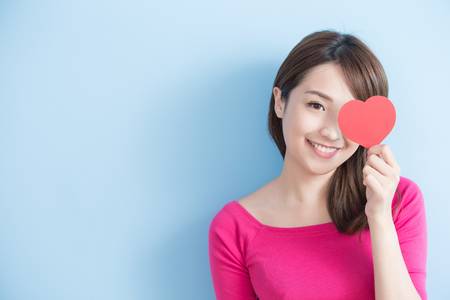71232980-青の背景に分離の目の上赤い愛の心を持って魅力的な若い女性 71232980-青の背景に分離の目の上赤い愛の心を持って魅力的な若い女性